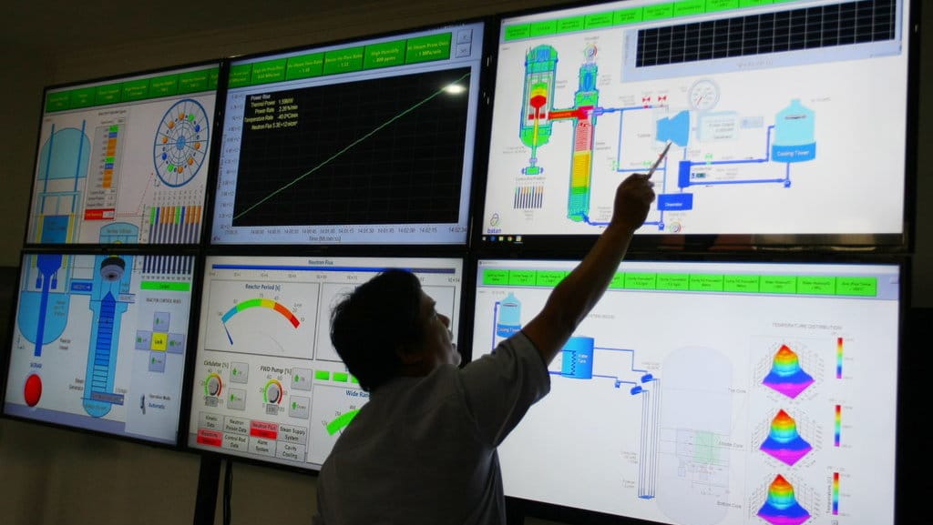Petugas Badan Tenaga Nuklir Nasional (BATAN) menjelaskan kerja Reaktor Daya Eksperimental (RDE) kepada media di Lab Simulator Pembangkit Listrik Tenaga Nuklir di Kawasan Puspiptek Serpong, Tangerang Selatan, Banten, Senin (28/1/2019). ANTARA FOTO/Muhammad Iqbal/aww. RENCANA PEMBANGUNAN PLTN
