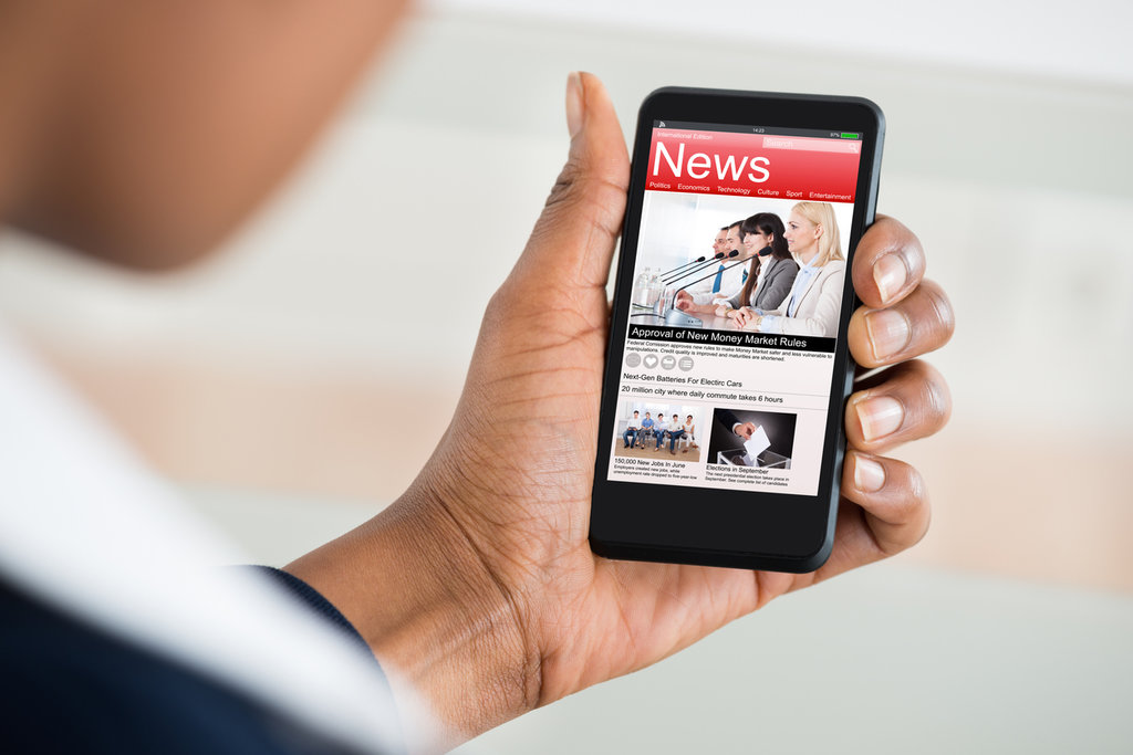 Ilustrasi seseorang membuka aplikasi di smartphone. FOTO/Istockphoto Ilustrasi ponsel
