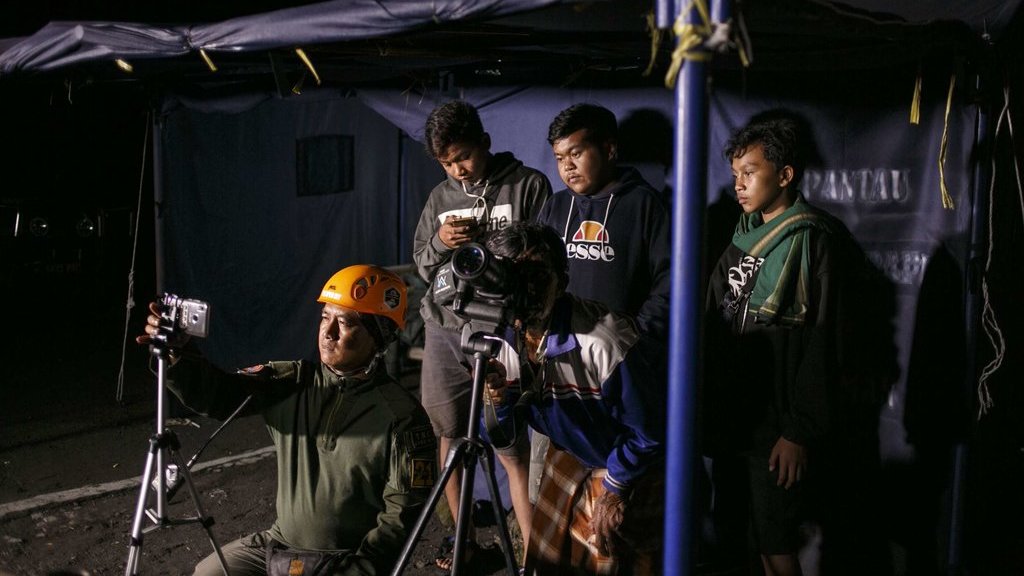 Tim Reaksi Cepat (TRC) BPBD DIY memberikan arahan kepada warga komunitas desa siaga bencana Gunung Merapi di Kinahrejo, Cangkringan, Sleman, DI Yogyakarta, Selasa (12/2/2019) malam. ANTARA FOTO/Hendra Nurdiyansyah/hp. RONDA SIAGA BENCANA WARGA LERENG MERAPI