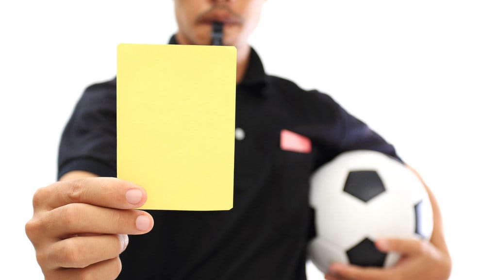 Ilustrasi wasit mengeluarkan kartu kuning. FOTO/Istockphoto Ilustrasi wasit