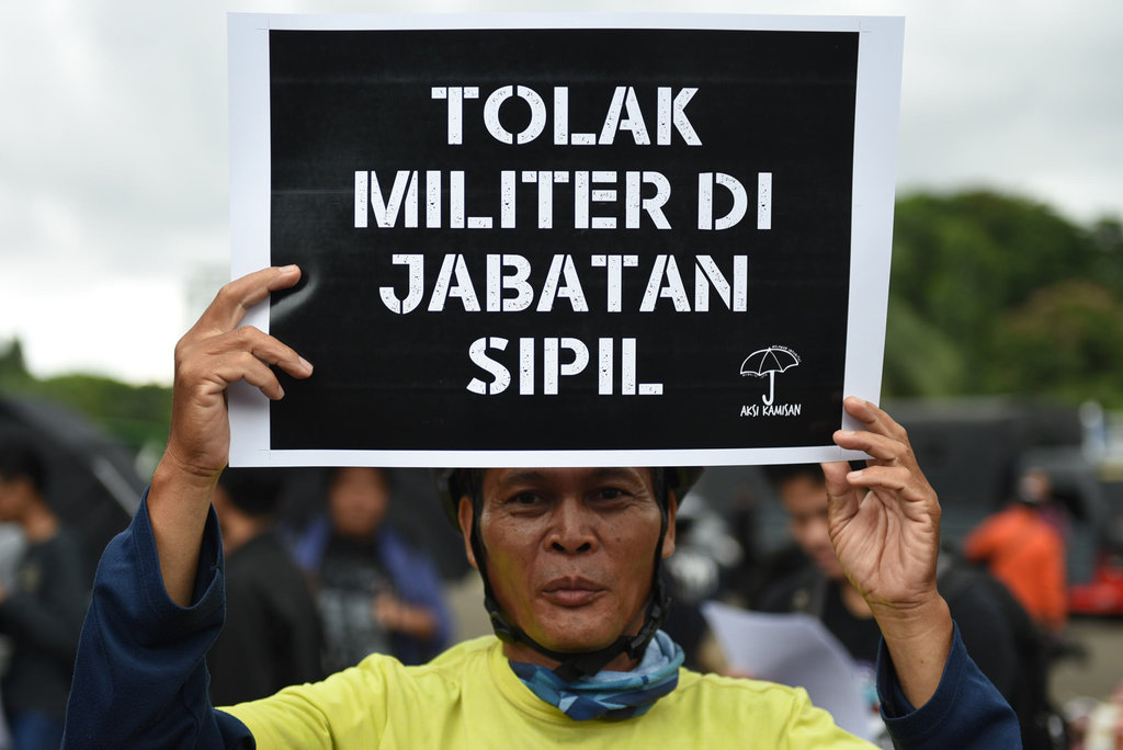 Aktivis Jaringan Solidaritas Korban untuk Keadilan (JSKK) menggelar aksi Kamisan ke-575 di depan Istana Merdeka menolak kembalinya militer di jabatan sipil, Jakarta, Kamis (21/2/2019). tirto.id/Andrey Gromico Aksi Kamisan Menolak Militer