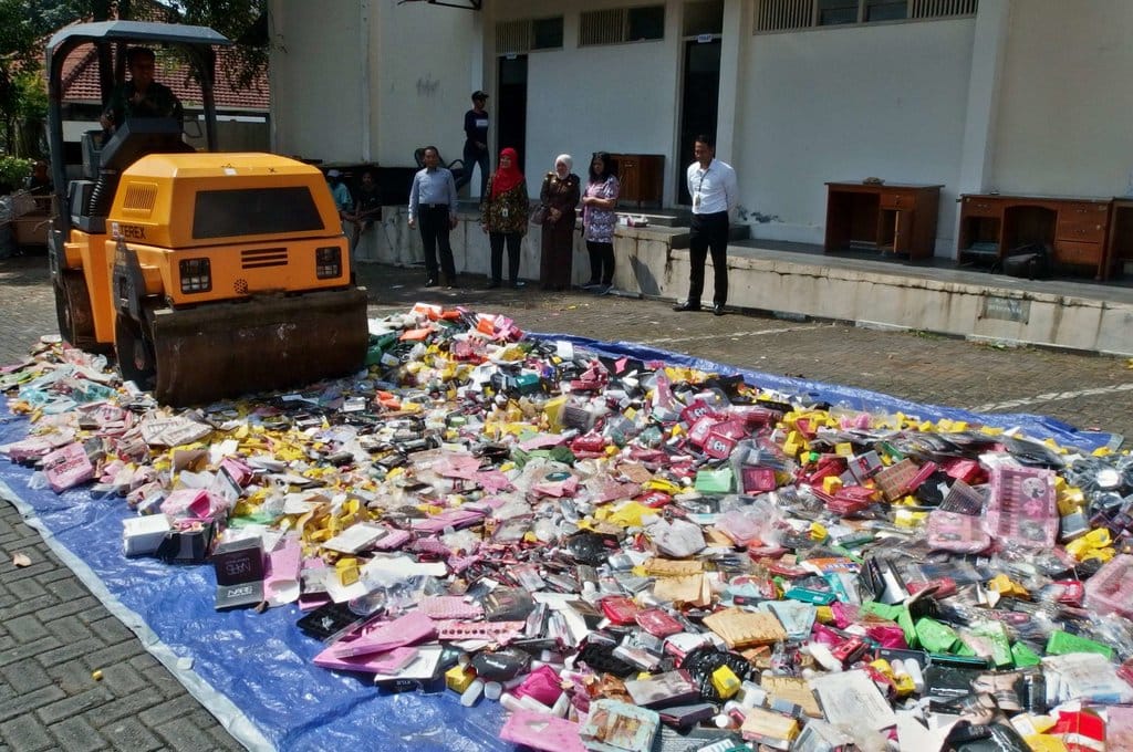 Operator mengoperasikan kendaraan berat untuk memusnahkan berbagai barang bukti kasus kosmetik ilegal di Ditreskrimsus Polda Jateng, di Semarang, Jawa Tengah, Selasa (26/2/2019). ANTARA FOTO/R. Rekotomo/aww. PEMUSNAHAN BARANG BUKTI KASUS KOSMETI ILEGAL