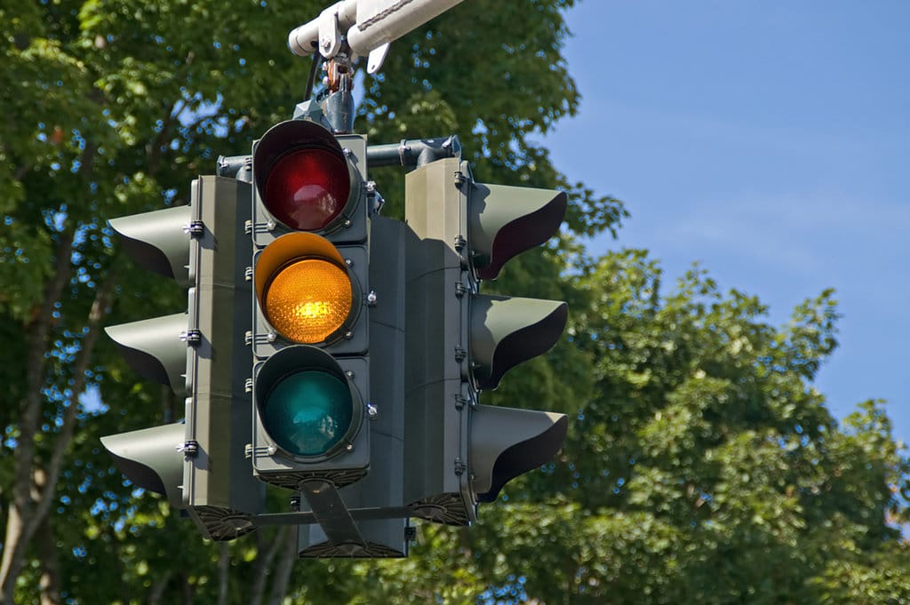 Ilustrasi lampu lalu lintas menyala kuning. FOTO/Istockphoto Ilustrasi lampu lalu lintas