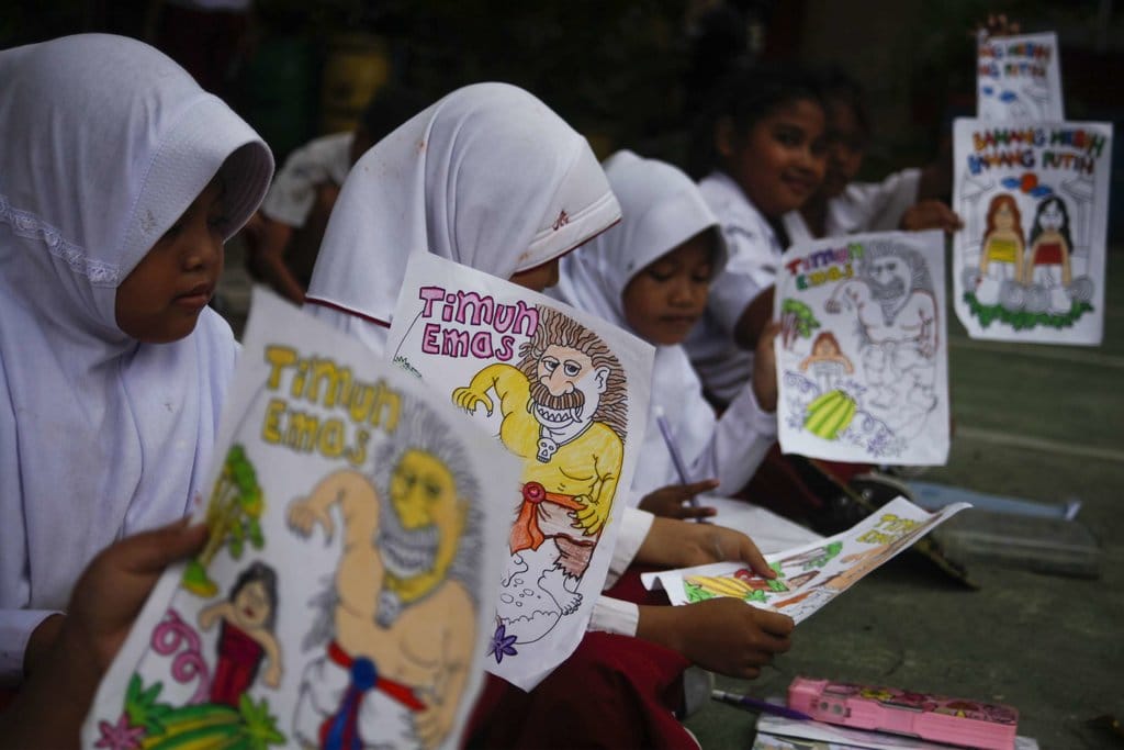 Siswa SD Negeri Tugu Solo mewarnai lukisan bergambar cerita rakyat bertajuk Dongeng Nusantara Dalam Kreasi Warna. ANTARA FOTO/Maulana Surya/pd. HARI DONGENG SEDUNIA