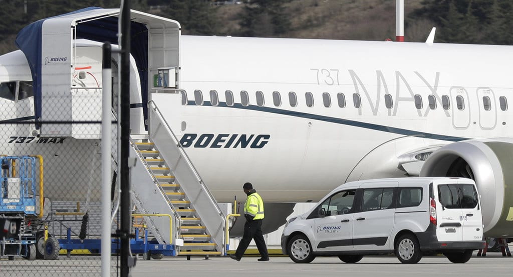 Seorang pekerja berjalan di samping pesawat Boeing 737 MAX 8 yang diparkir di Boeing Field, Kamis, 14 Maret 2019, di Seattle. AP / Ted S. Warren Boeing 737 MAX 8