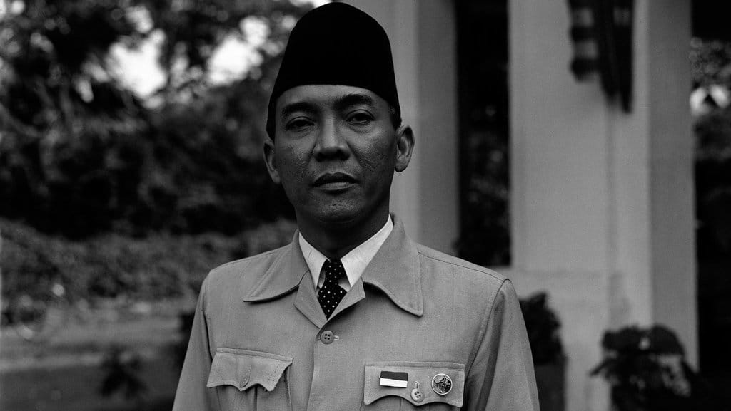 Presiden Republik Indonesia, Dr. Soekarno, terlihat di Batavia, Indonesia, pada 18 Oktober 1945, di mana pertempuran antara Indonesia dan Belanda sedang berlangsung. FOTO/AP Presiden Soekarno