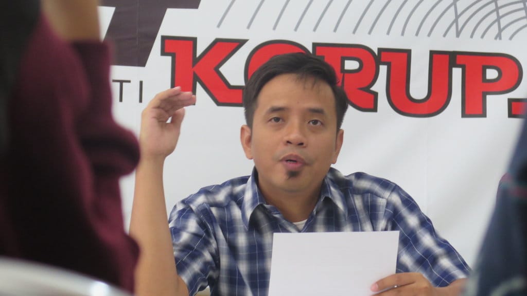 Peneliti Pusat Kajian Anti Korupsi (Pukat) Universitas Gadjah Mada (UGM) Zaenur Rohman memberikan keterangan kepada wartawan di kantor Pukat UGM Yogyakarta, Kamis (16/5/2019). tirto.id/Irwan A. Syambudi Zaenur Rohman