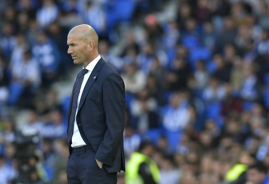 Kepala manajer Real Madrid Zinedine Zidane berdiri di tepi lapangan selama pertandingan sepak bola La Liga Spanyol antara Real Sociedad dan Real Madrid, di stadion Anoeta, di San Sebastian, Spanyol utara, Minggu, 12 Mei 2019. Alvaro Barrientos / AP Zinedine Zidane