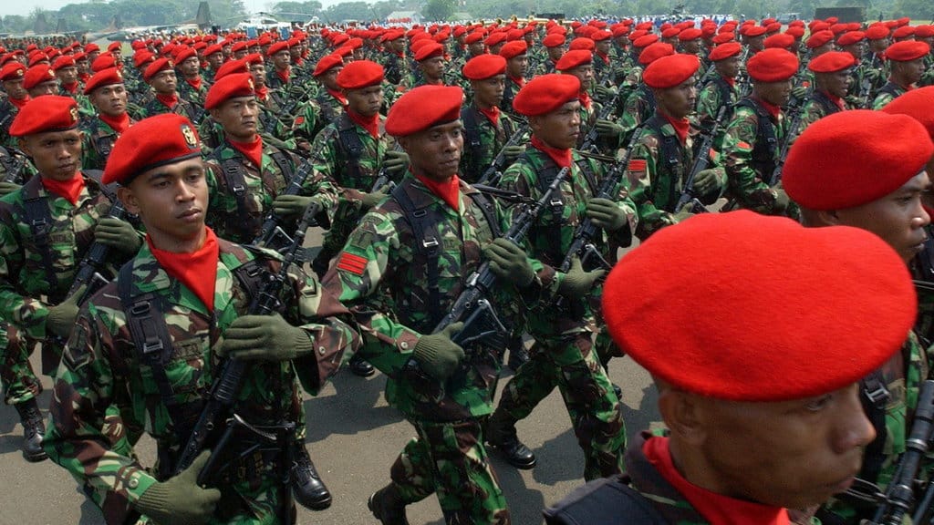 Personel pasukan khusus Indonesia berpawai di Jakarta, Indonesia, Senin, 3 Oktober 2005 saat gladi resik untuk memperingati peringatan 60 tahun angkatan bersenjata negara tersebut pada 5 Oktober. AP / Achmad Ibrahim Pasukan kopassus