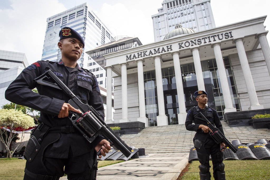 Anggota kepolisian melakukan penjagaan jelang sidang putusan Perselisihan Hasil Pemilihan Umum (PHPU) di Gedung Mahkamah Konstitusi (MK), Jakarta, Rabu (26/6/2019). ANTARA FOTO/Dhemas Reviyanto/aww. PENGAMANAN GEDUNG MK JELANG SIDANG PUTUSAN PHPU