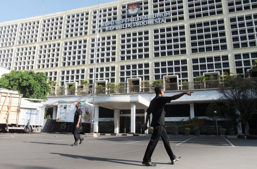Petugas keamanan bersiaga di halaman kantor Komisi Pemilihan Umum (KPU), Jakarta, Sabtu (29/6/2019). ANTARA FOTO/Reno Esnir/aww. PERSIAPAN KPU JELANG RAPAT PLENO TERBUKA PILPRES