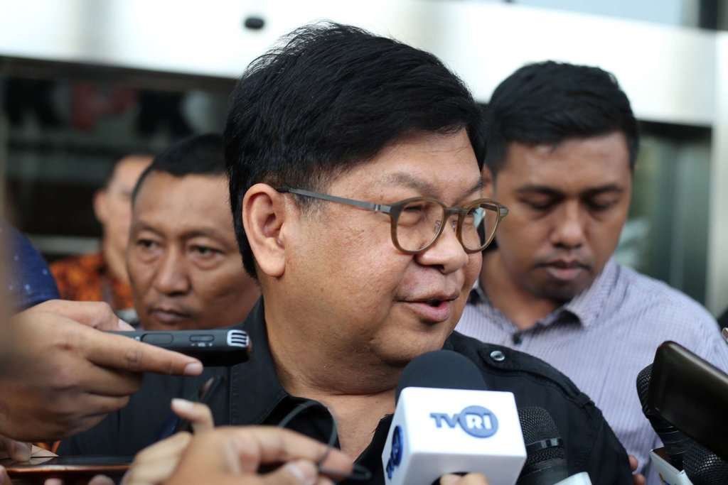 Mantan Menteri BUMN Laksamana Sukardi menjawab pertanyaan dari wartawan seusai menjalani pemeriksaan di Gedung KPK, Jakarta, Rabu (10/7/2019).ANTARA FOTO/Rivan Awal Lingga/foc. LAKSAMANA SUKARDI DIPERIKSA KPK