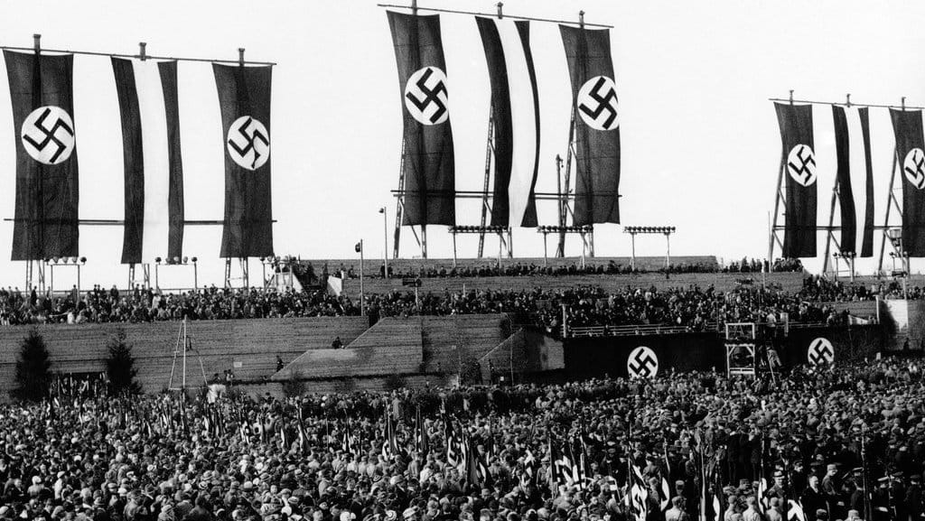 Bagian dari kerumunan yang luar biasa, diperkirakan lebih dari 1.000.000, ketika mereka mendengar Adolf Hitler menentang kekuatan asing pada Hari May, di Tempelhof Airdrome, Berlin, 10 Mei 1933.FOTO/AP bendera Nazi saat menentang kekuatan asing