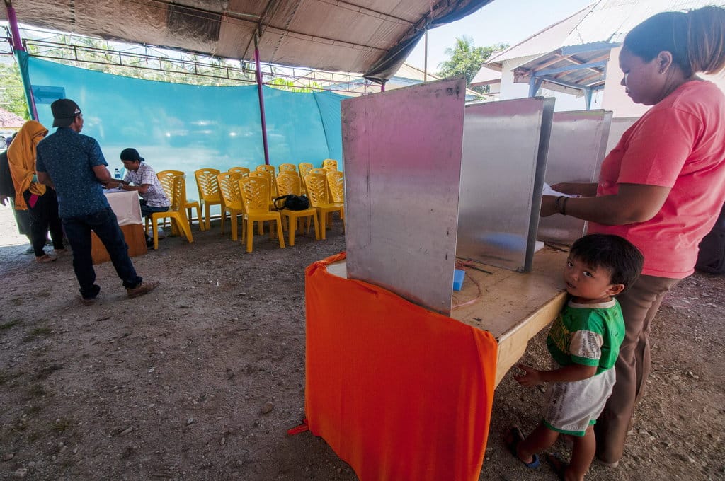 Warga menyalurkan hak suaranya pada Pemilihan Kepala Desa (Pilkades) serentak di TPS 03 Desa Kota Pulu, Sigi, Sulawesi Tengah, Senin (22/7/2019). ANTARA FOTO/Basri Marzuki/ama. PILKADES SERENTAK DI SULTENG