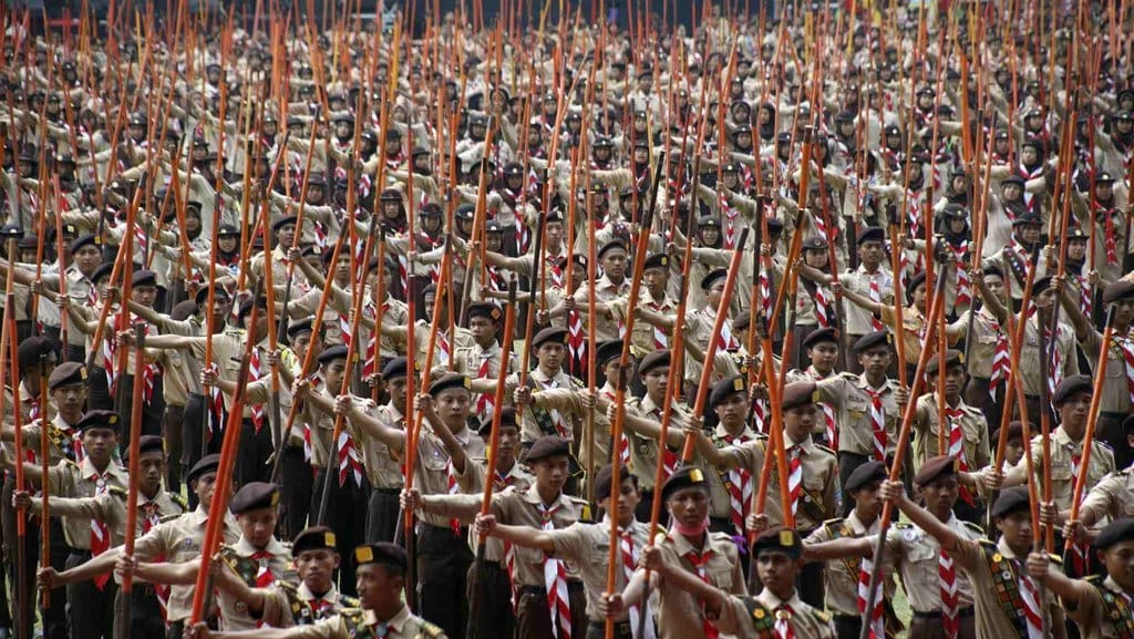 Sejumlah anggota pramuka Provinsi Jawa Barat mengangkat kolone tongkat untuk membuat rekor nasioanl terbanyak di Stadion Pakansari, Bogor, Jawa Barat, Kamis (22/8/2019). ANTARA FOTO/Yulius Satria Wijaya/hp. REKOR MURI KOLONE TONGKAT PRAMUKA TERBANYAK
