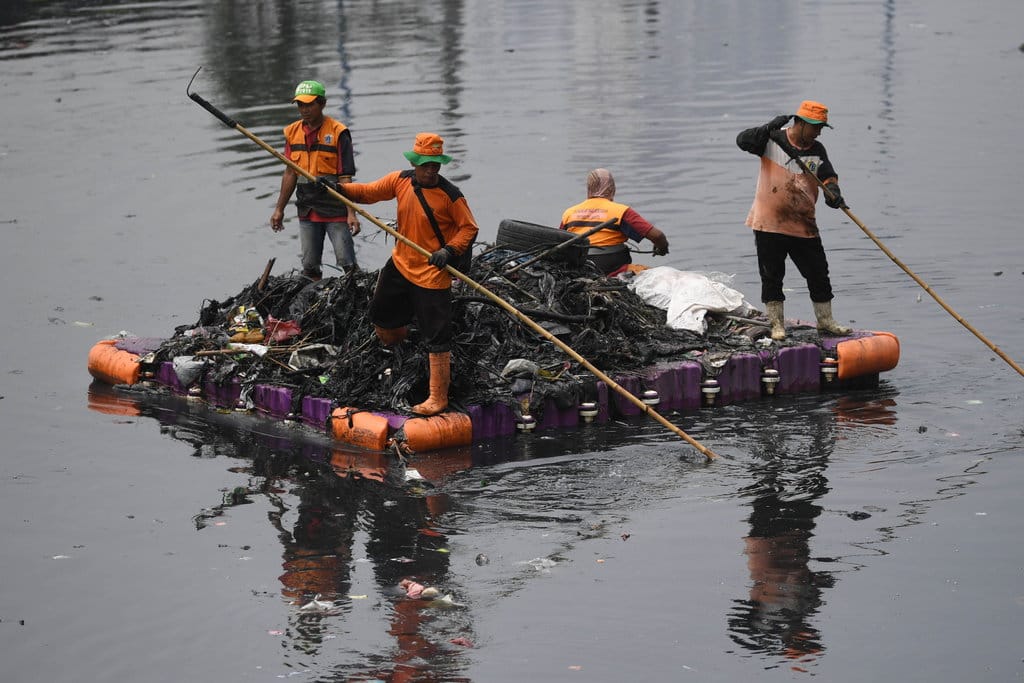 Petugas kebersihan mengambil sampah di aliran sungai Kanal Bajir Barat, Tanah Abang, Jakarta, Kamis (5/9/2019). ANTARA FOTO/Wahyu Putro A/ama. SAMPAH ALIRAN SUNGAI KANAL BANJIR BARAT