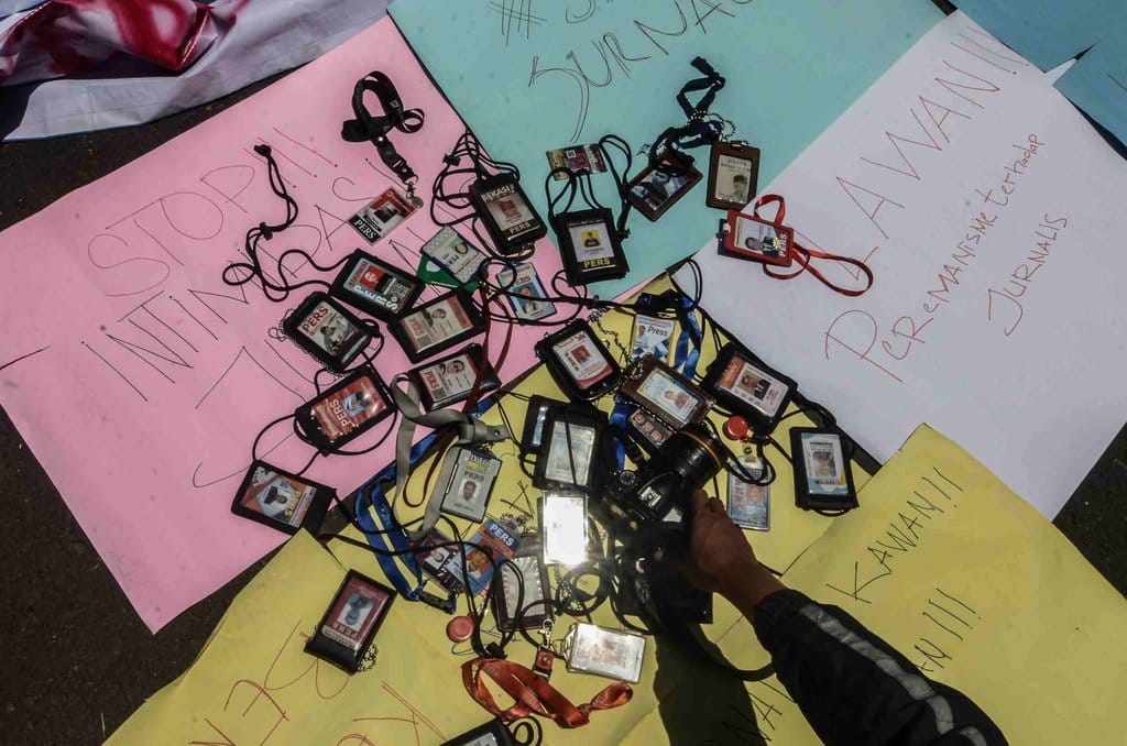 Wartawan yang tergabung dalam Jurnalis Bekasi Bersatu (JBB) melakukan aksi di depan gedung Pemerintahan Kota, Bekasi, Jawa Barat, Rabu (11/9/2019). ANTARA FOTO/ Fakhri Hermansyah/hp. AKSI TOLAK INTIMIDASI TERHADAP WARTAWAN