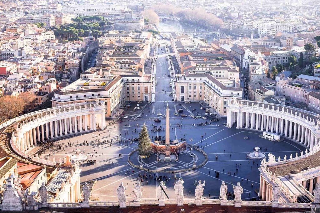 Lapangan Santo Petrus yang terkenal di Vatikan dan pemandangan kota Roma, Italia. foto/istockphoto Lapangan Santo Petrus