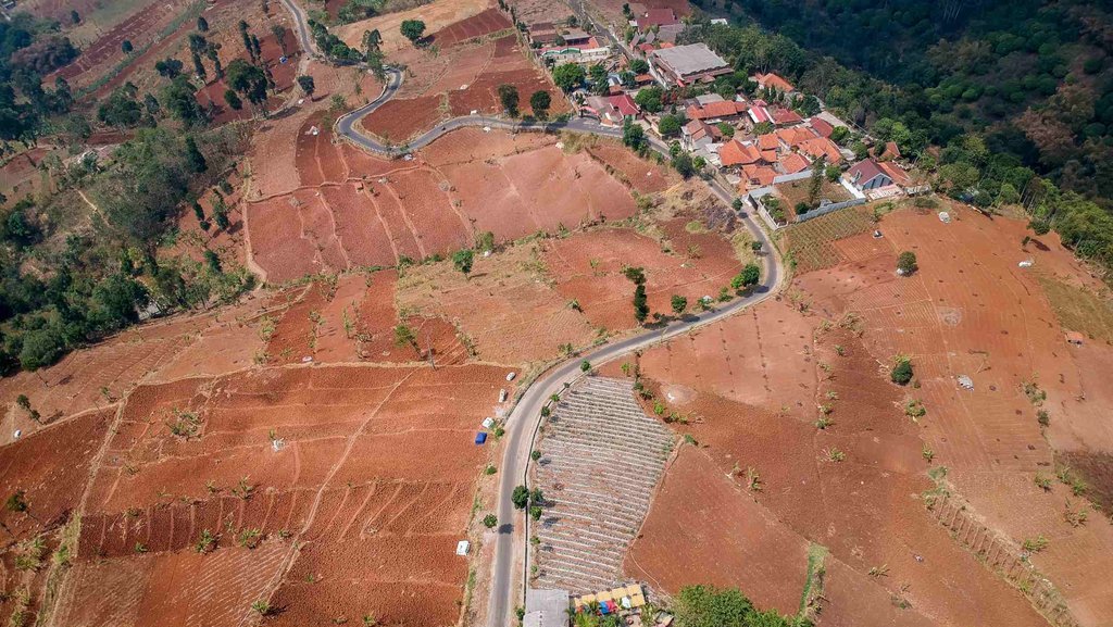 Lahan pertanian memenuhi sebagian besar Kawasan Bandung Utara (KBU) yang semula merupakan kawasan resapan, Cimenyan, Kabupaten Bandung, Jawa Barat, Kamis (10/10/2019). ANTARA FOTO/Raisan Al Farisi/foc. LAHAN KRITIS KAWASAN BANDUNG UTARA