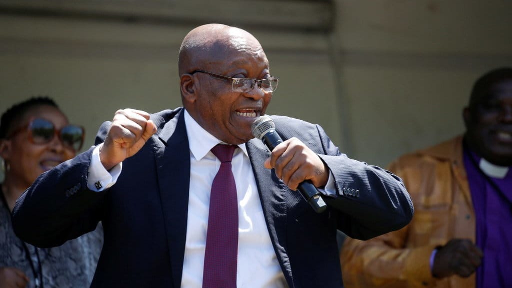 Mantan presiden Afrika Selatan Jacob Zuma bernyanyi untuk pendukungnya setelah muncul di Pengadilan Tinggi dimana ia menghadapi tuduhan penipuan, korupsi dan pemerasan di Pietermaritzburg, Afrika Selatan, Selasa (15/10/2019). ANTARA FOTO/REUTERS/Rogan Ward/cfo Jacob Zuma