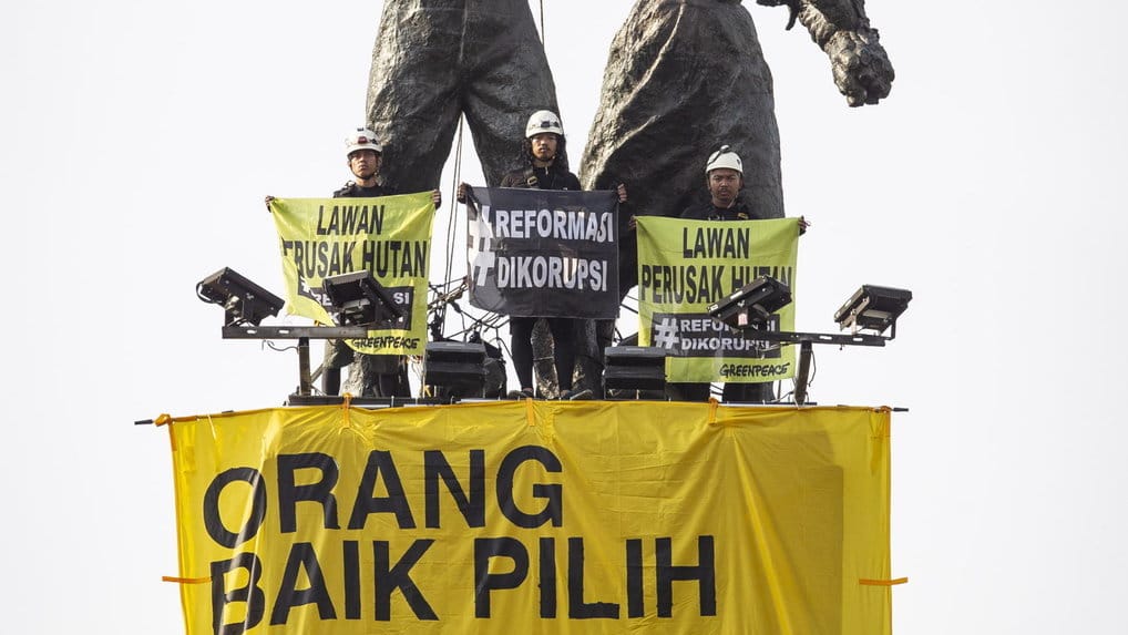 Aktivis Greenpeace membentangkan spanduk saat menggelar aksi di Monumen Selamat Datang, Bundaran HI, Jakarta, Rabu (23/10/2019). NTARA FOTO/Dhemas Reviyanto/ama. AKSI GREENPEACE DI MONUMEN SELAMAT DATANG