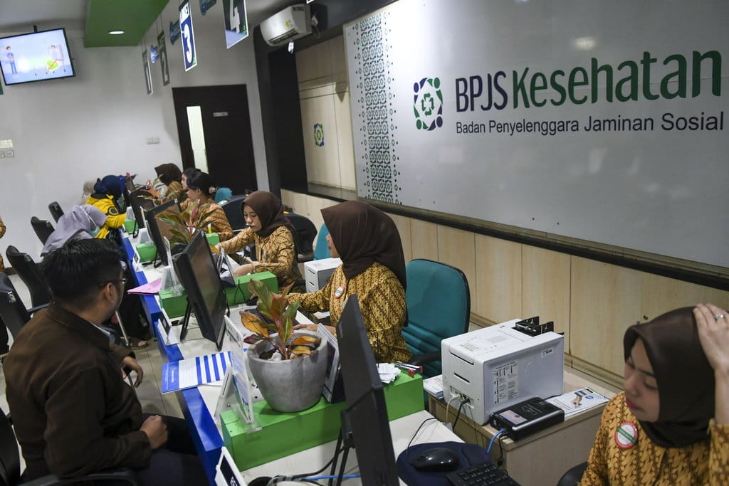Pegawai melayani warga di kantor Badan Penyelenggara Jaminan Sosial (BPJS) Kesehatan Jakarta Pusat, di kawasan Matraman, Jakarta, Selasa (5/11/2019). ANTARA FOTO/Galih Pradipta/pd. DAMPAK KENAIKAN IURAN BPJS KESEHATAN