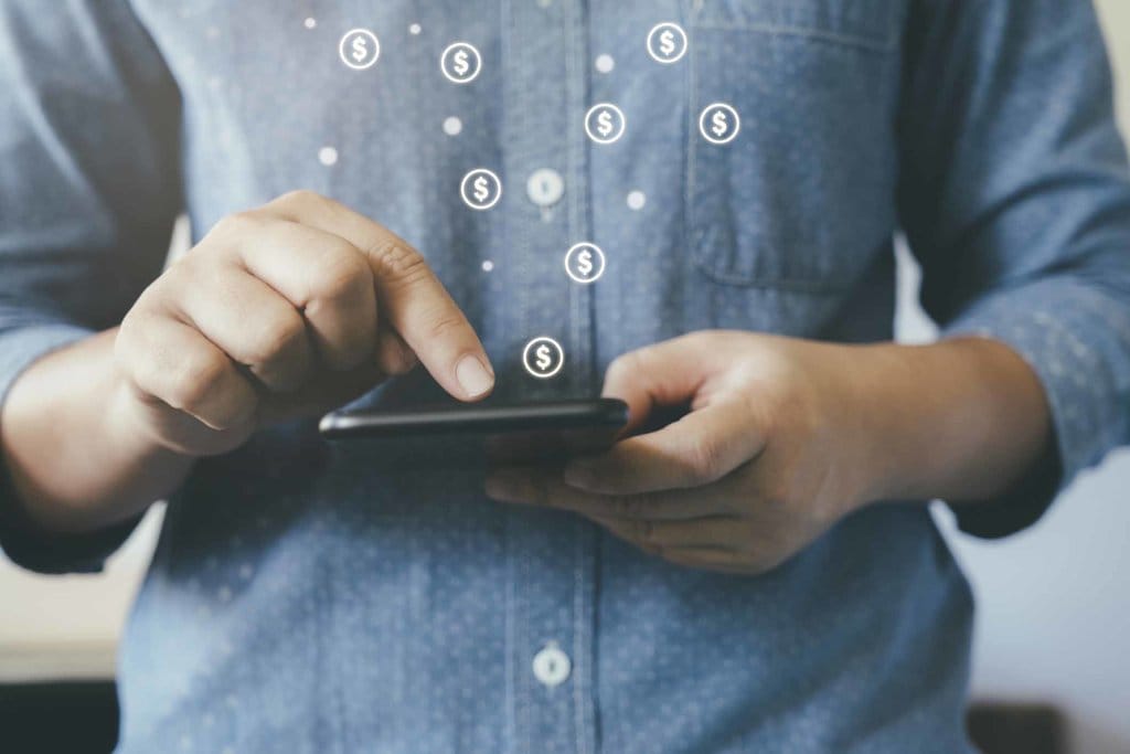 Ilustrasi mobile banking yang menggunakan teknologi biometrik untuk pengamanan. Ilustrasi Mobile banking