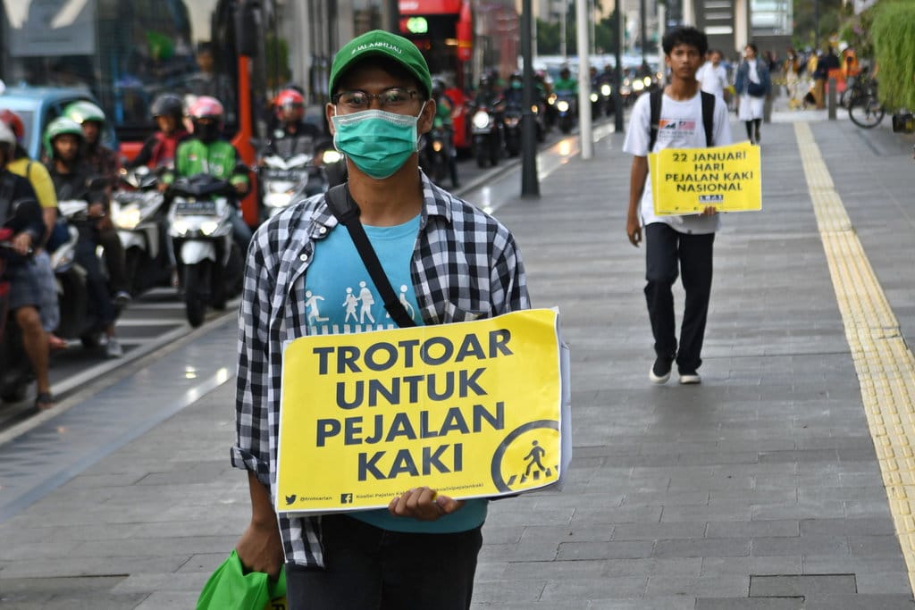 Sejumlah aktivis Koalisi Pejalan Kaki membawa poster kampanye dalam rangka Hari Pejalan Kaki Nasional di trotoar Jalan MH. Thamrin, Jakarta, Rabu (22/1/2020). ANTARA FOTO/Aditya Pradana Putra/foc. KAMPANYE KESELAMATAN PEJALAN KAKI