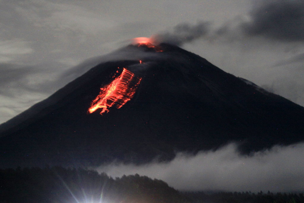 Guguran lava pijar Gunung Semeru terlihat dari Desa Pranajiwo, Lumajang, Jawa Timur, Rabu (4/3/2020). ANTARA FOTO/Umarul Faruq/foc. LAVA PIJAR GUNUNG SEMERU