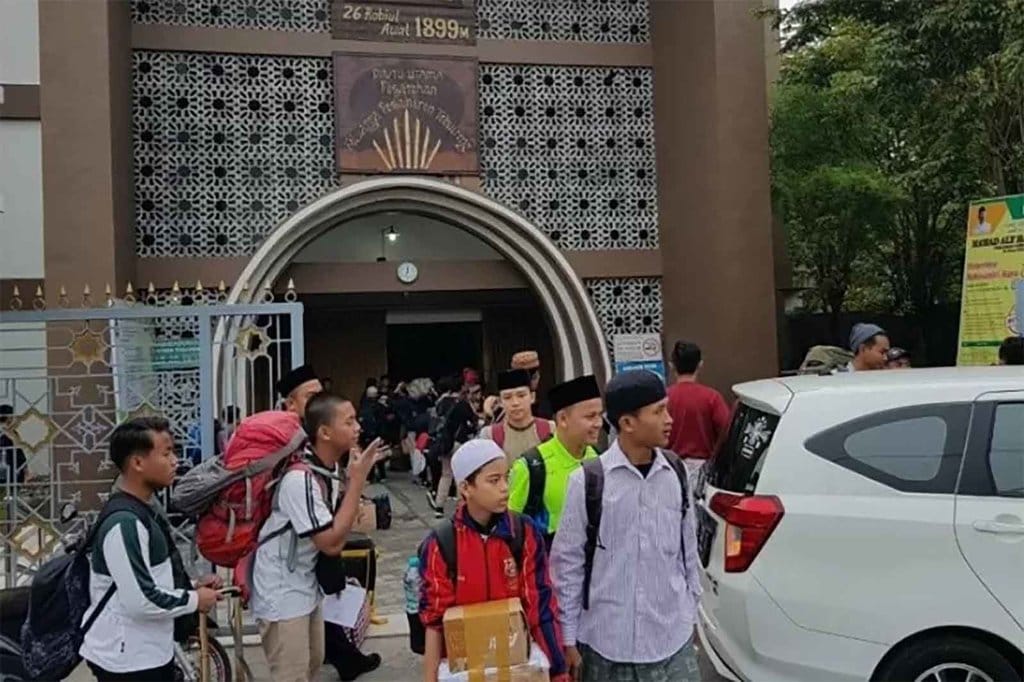 Santri Pondok Pesantren Tebuireng di Kabupaten Jombang, Jawa Timur, bersiap pulang ke daerah asal pada Jumat (27/3/2020).(ANTARA Jatim/HO Pesantren Tebuireng) Pondok Pesantren Tebuireng