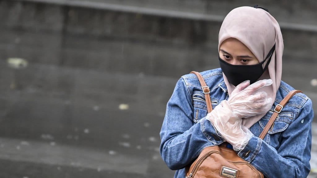Ilustrasi Pengguna Masker. ANTARA FOTO/Muhammad Adimaja/wsj. MASYARAKAT HARUS GUNAKAN MASKER JIKA KELUAR RUMAH