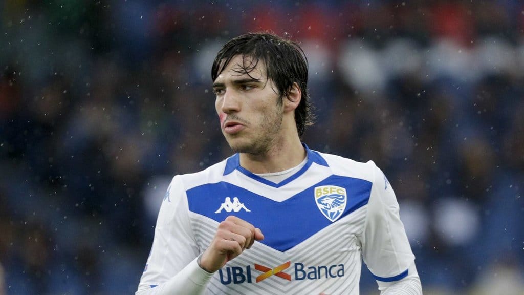 Sandro Tonali dari Brescia saat pertandingan sepak bola Serie A antara Roma dan Brescia, di Stadion Olimpiade Roma, Minggu, 24 November 2019 (AP Photo / Andrew Medichini) Sandro Tonali