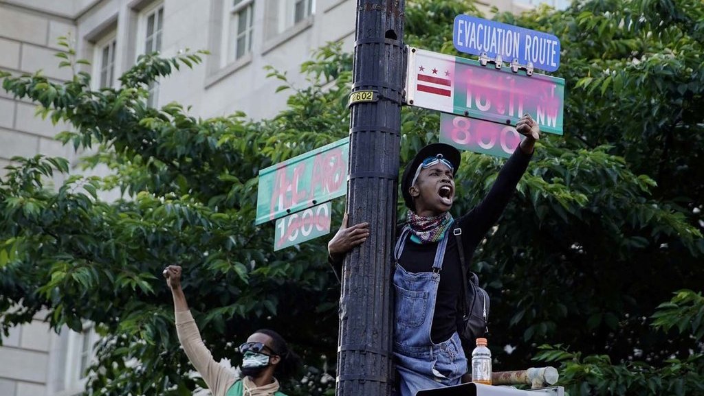 Demonstran menghadiri protes menentang kematian di tahanan polisi Minneapolis dari George Floyd, di Washington, D.C., AS, 2 Juni 2020. REUTERS / Eric Thayer TPX Kematian George Floyd