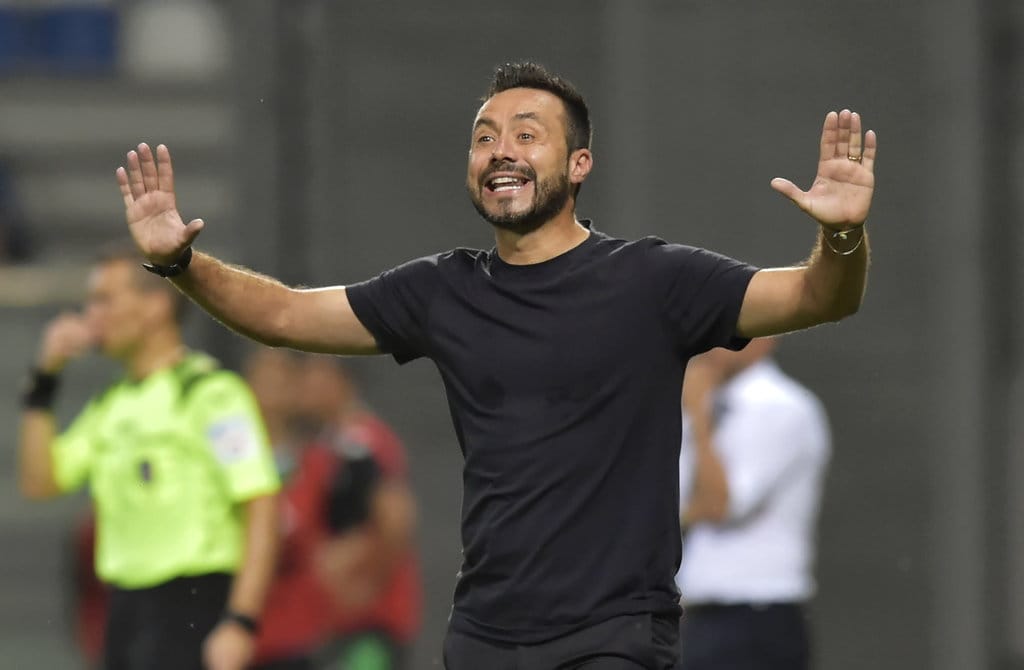 Pelatih Sassuolo Roberto De Zerbi memberi isyarat saat pertandingan sepak bola Serie A antara Sassuolo dan Sampdoria di stadion Mapei, di Reggio Emilia, Italia, Minggu, 1 September 2019. (AP Photo / Marco Vasini) Roberto De Zerbi