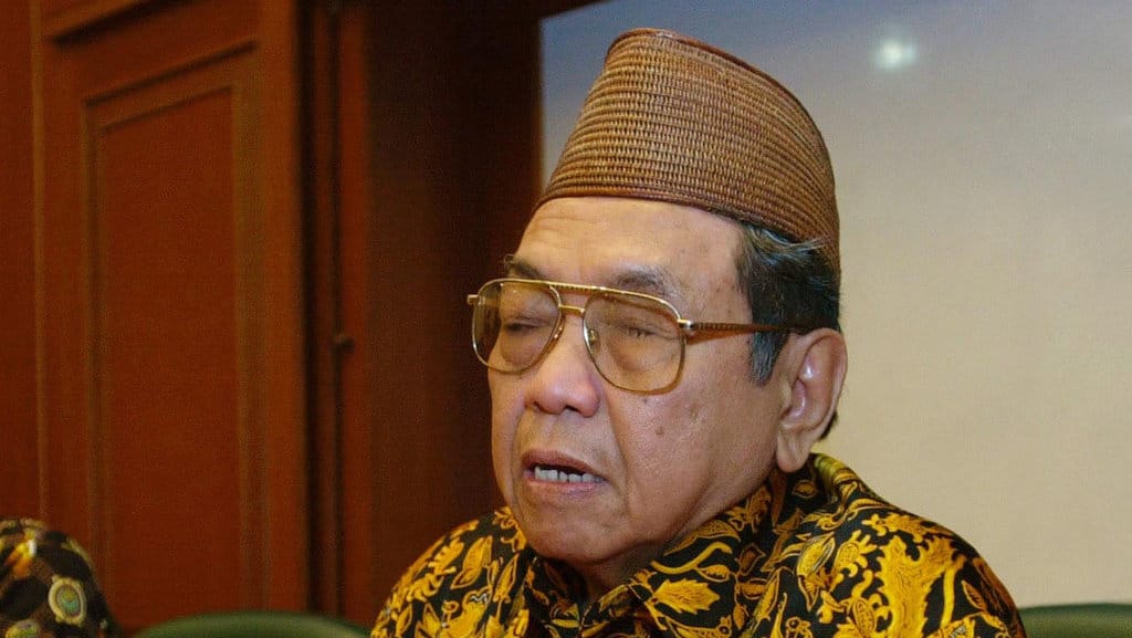 Mantan Presiden Indonesia Abdurrahman Wahid, kanan, juga dikenal sebagai 'Gus Dur' berbicara kepada wartawan sebagai mantan juru bicara kepresidenan Ahdi Masardi, kiri, terlihat di Jakarta, Indonesia, Senin, 10 Desember 2001. AP / Achmad Ibrahim Abdurrahman Wahid