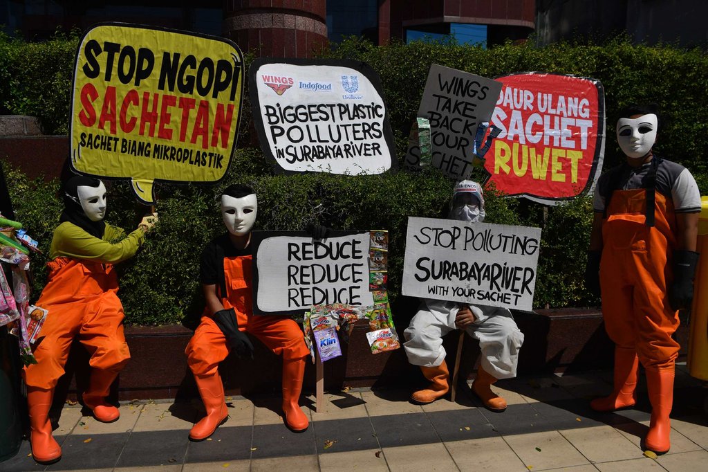 Sejumlah aktivis lingkungan yang tergabung dalam Ecoton membentangkan poster saat aksi di Surabaya, Jawa Timur, Selasa (14/7/2020). (ANTARA FOTO/Zabur Karuru/foc) AKSI ANTI PLASTIK SEKALI PAKAI