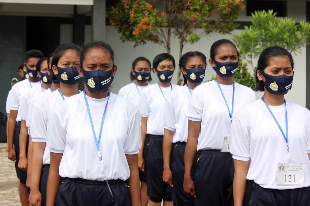 Calon prajurit TNI AL wanita bersiap mengikuti Sidang Komisi Penentuan Akhir (Pantukhir) Pusat seleksi penerimaan calon Bintara (Caba) dan Tamtama (Catam) Prajurit Karier TNI AL di Mako Koarmada, Kota Sorong, Papua Barat, Rabu (29/7/2010). (ANTARA FOTO/Olha Mulalinda/aww) PEREKRUTAN PRAJURIT TNI AL KHUSUS PAPUA