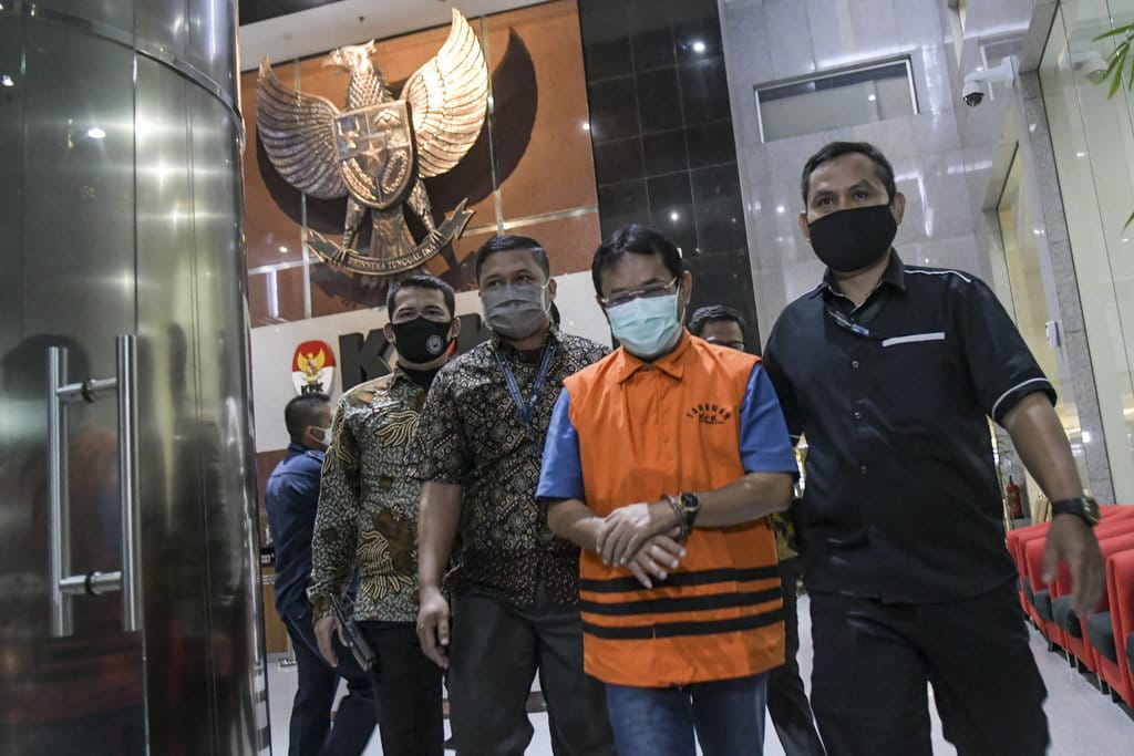Tersangka kasus dugaan pemotongan uang dan penerimaan gratifikasi yang juga mantan Bupati Bogor periode 2008-2014 Rachmat Yasin (kedua kanan) berjalan meninggalkan ruangan pemeriksaan usai ditetapkan sebagai tersangka di gedung KPK, Jakarta, Kamis (13/8/2020). ANTARA FOTO/Galih Pradipta/aww. KPK TAHAN MANTAN BUPATI BOGOR RACHMAT YASIN