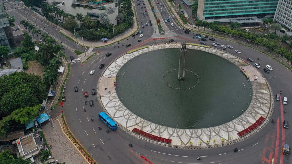 Foto aerial suasana kendaraan melintas di Bundaran HI, Jakarta, Senin (14/9/2020). ANTARA FOTO/Sigid Kurniawan/hp. BUNDARAN HI SAAT PSBB TOTAL