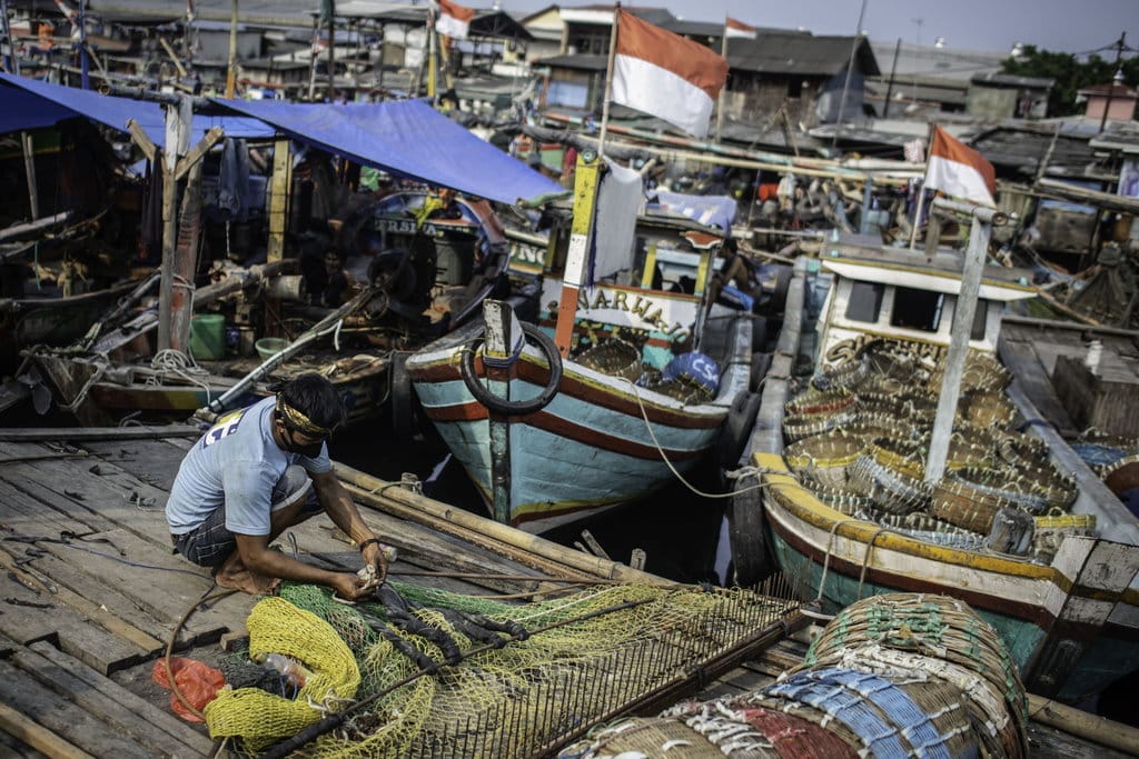 Seorang nelayan memeriksa jaring ikan di Kampung Nelayan Cilincing, Jakarta, Selasa (15/9/2020). ANTARA FOTO/Aprillio Akbar/pras. KAMPUNG NELAYAN CILINCING SAAT PSBB JAKARTA