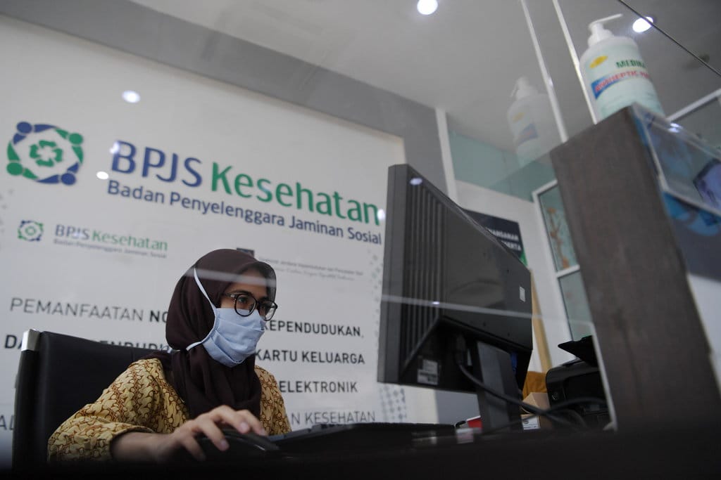 Petugas melayani peserta BPJS Kesehatan dengan tanpa tatap muka di Kantor BPJS Kesehatan cabang Jakarta Selatan, Jakarta, Selasa (6/10/2020). ANTARA FOTO/Hafidz Mubarak A/hp. PELAYANAN TANPA TATAP MUKA BPJS KESEHATAN