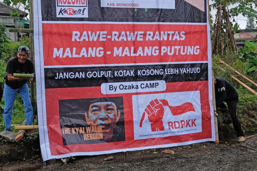 Warga memasang baliho ajakan memilih kotak kosong pada masa kampanye Pilkada serentak di pinggir jalan Wonosobo-Magelang Desa Candimulyo, Kretek, Wonosobo, Jawa Tengah, Rabu (7/10/2020). ANTARA FOTO/Anis Efizudin/foc. KAMPANYE KOTAK KOSONG PILKADA WONOSOBO