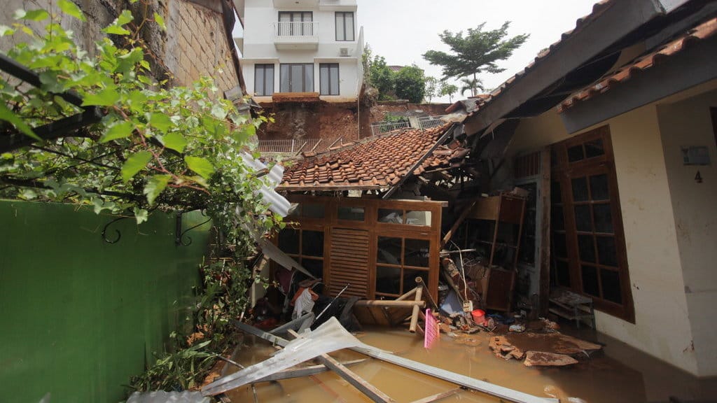 Rumah warga rusak akibat tanah longsor di kawasan Ciganjur, Jakarta, Minggu (11/10/2020). ANTARA FOTO/ Reno Esnir/foc. TANAH LONGSOR DI CIGANJUR