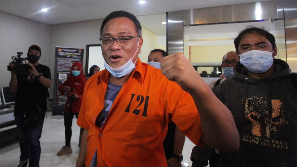 Tersangka Petinggi Komite Eksekutif Koalisi Aksi Menyelamatkan Indonesia (KAMI) Jumhur Hidayat (kanan) tiba untuk menjalani pemeriksaan di gedung Bareskrim Polri, Jakarta, Jumat (16/10/2020). ANTARA FOTO/Reno Esnir/pras. JUMHUR HIDAYAT DIPERIKSA BARESKRIM