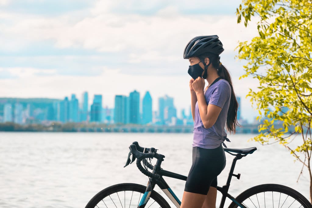 Ilustrasi Bersepeda. foto/Istockphoto Ilustrasi Bersepeda Pakai Masker