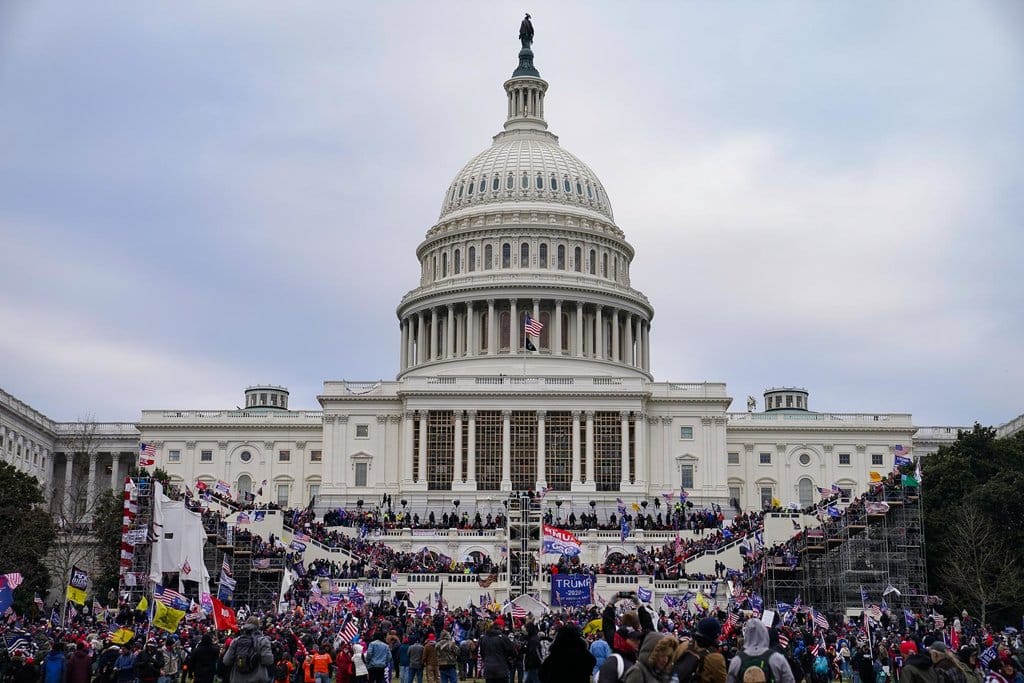 Pendukung Trump berkumpul di luar Capitol, menjelang kongres pengesahan kemenangan Biden pada Rabu, 6 Januari 2021, di Washington. Sejumlah pendukung Donald Trump nekad menyerbu masuk Gedung Capitol Amerika Serikat (AS) pada Rabu (6/1), dalam upaya membatalkan kekalahan Trump saat pemilu November 2020 lalu. AP / John Minchillo Massa Pendukung Trump Serbu Capitol