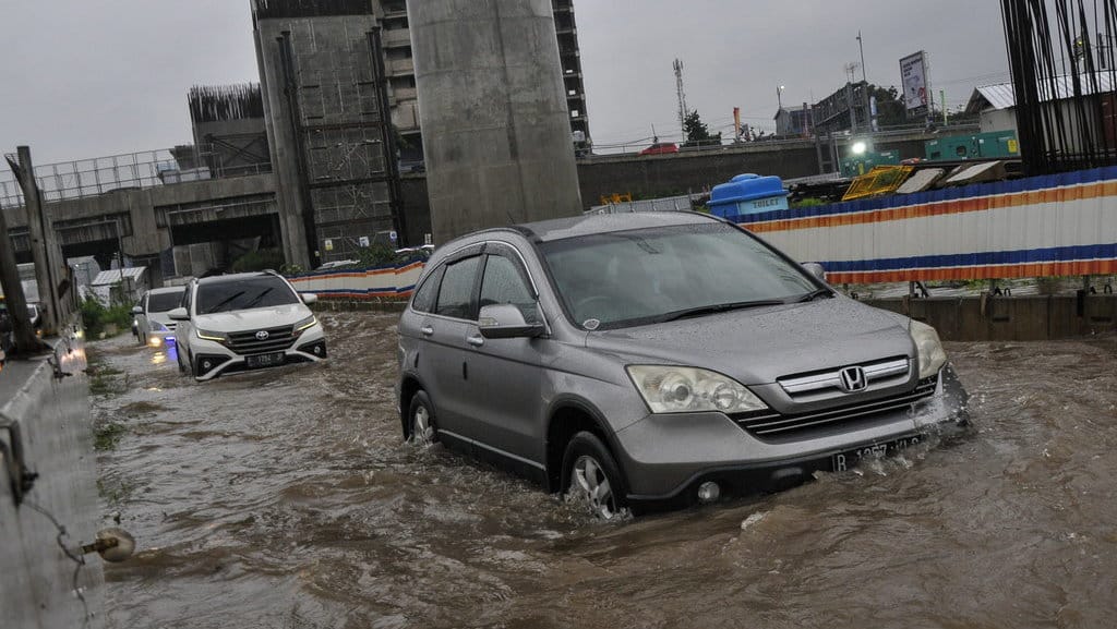 Ilustrasi Mobil Terendam Banjir. ANTARA FOTO/ Fakhri Hermansyah/hp. AKSES JALAN MENUJU GERBANG TOL JAPEK BANJIR