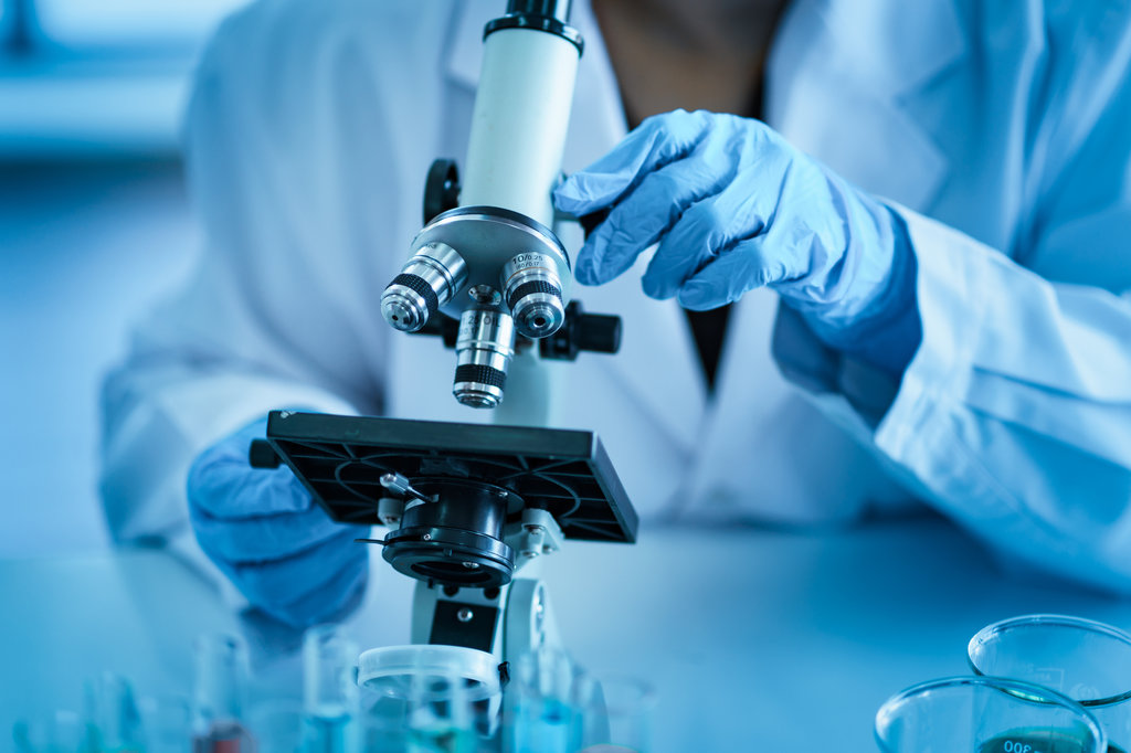 Micorscope digunakan oleh peneliti saat melakukan penelitian sains di laboratorium. FOTO/iStockphoto Ilustrasi Penelitian