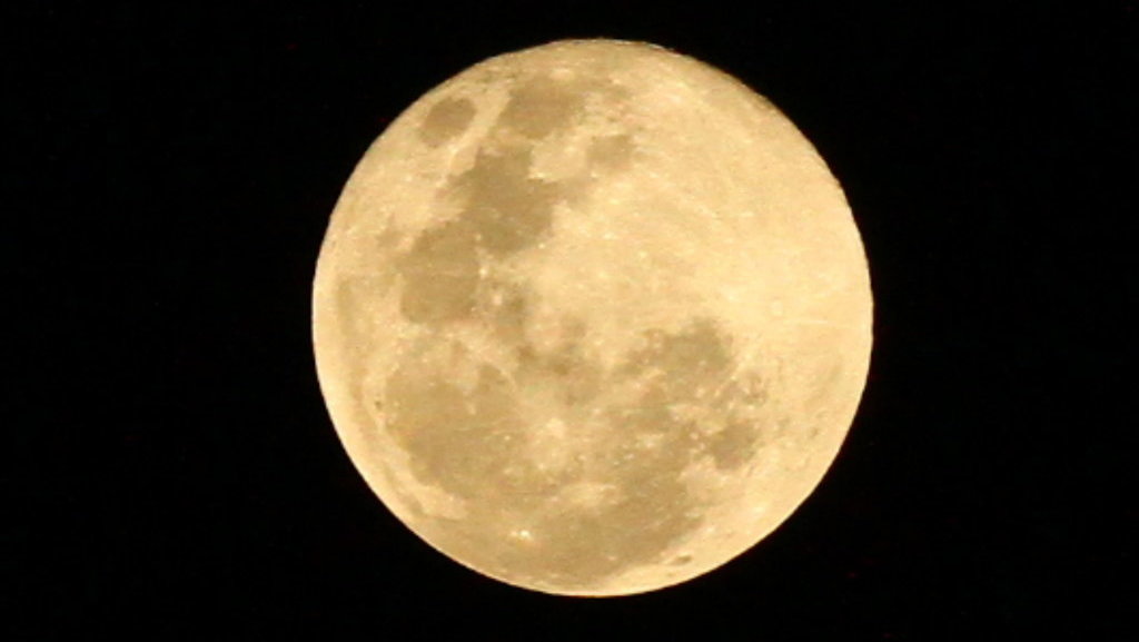 Fenomena bulan purnama merah muda (Supermoon pink moon) terlihat di Malang, Jawa Timur, Selasa (27/4/2021). LANTARA FOTO/Ari Bowo Sucipto/rwa. SUPERMOON DI MALANG