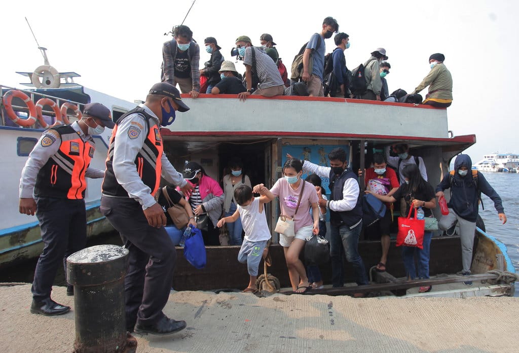 Wisatawan turun dari KM Purbaya asal Pulau Harapan Kepulauan Seribu setibanya di Pelabuhan Kali Adem, Muara Angke, Jakarta, Minggu (23/5/2021). ANTARA FOTO/Reno Esnir/rwa. WISATAWAN DARI KEPULAUAN SERIBU RAMAI